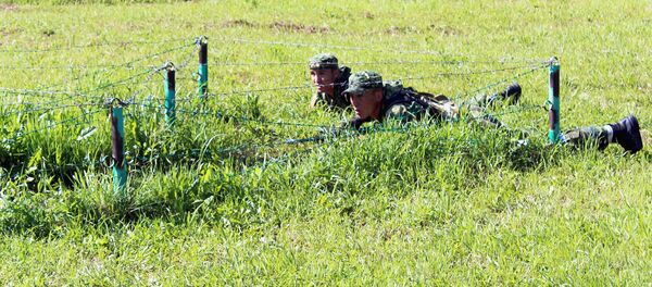 Узбекские военнослужащие во время конкурса Тропа разведчика Узбекские военнослужащие во время конкурса Тропа разведчика - Sputnik Ўзбекистон
