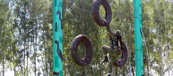 Узбекские военнослужащие во время конкурса Тропа разведчика Узбекские военнослужащие во время конкурса Тропа разведчика - Sputnik Узбекистан