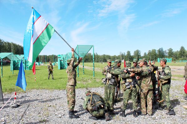 Узбекские военнослужащие во время конкурса Тропа разведчика - Sputnik Узбекистан
