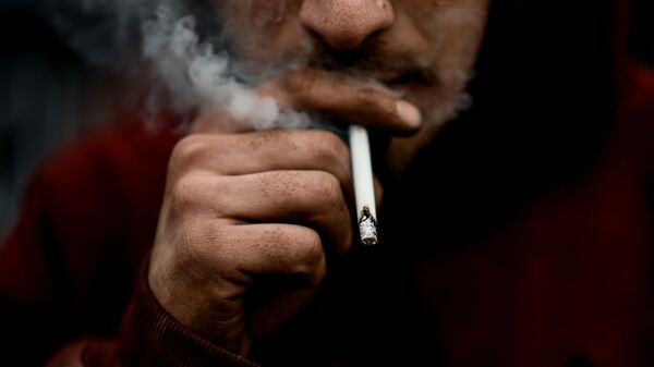 Мужчина курит сигарету - Sputnik Узбекистан