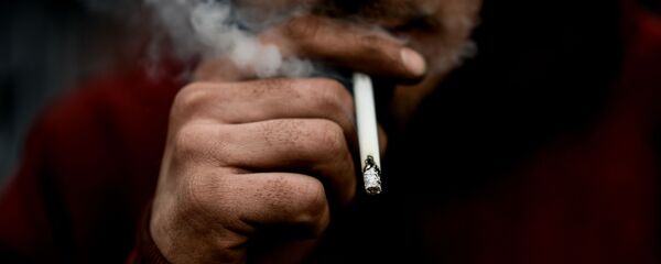 Мужчина курит сигарету - Sputnik Узбекистан