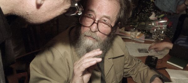 Писатель А. Солженицын отвечает на вопросы слушателей. Писатель А. Солженицын отвечает на вопросы слушателей. - Sputnik Ўзбекистон