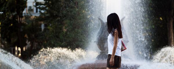 Девушка гуляет у фонтана - Sputnik Узбекистан