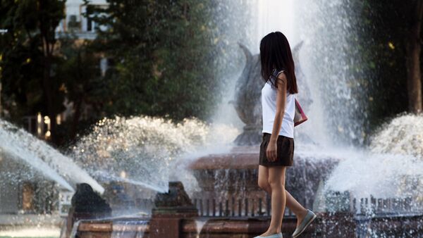 Девушка гуляет у фонтана - Sputnik Узбекистан