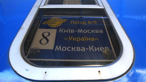 Табличка с номером вагона в окне поезда №005 Украина по маршруту Москва-Киев на перроне Центрального вокзал в Киеве - Sputnik Узбекистан