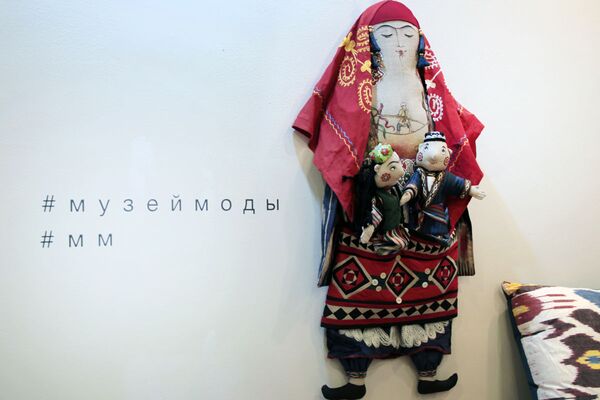 Выставка в московском Музее моды И шелк привидится в дыхании песков  - Sputnik Узбекистан