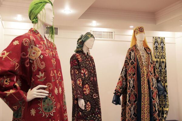 Выставка в московском Музее моды И шелк привидится в дыхании песков  - Sputnik Узбекистан