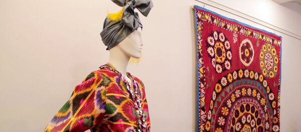 Выставка в московском Музее моды И шелк привидится в дыхании песков  - Sputnik Узбекистан