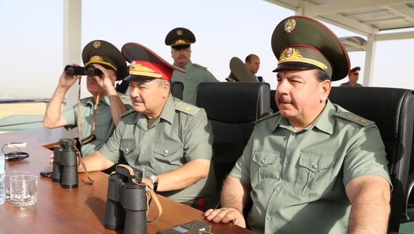 Ministr oboroni Ubekistana Abdusalom Azizov i glava Minoboroni Tadjikistana Sherali Mirzo - Sputnik O‘zbekiston