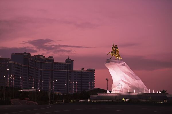 Памятник второму президенту Туркменистана Гурбангулы Бердымухамедову  Аркадаг в Ашхабаде - Sputnik Узбекистан