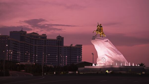 Памятник второму президенту Туркменистана Гурбангулы Бердымухамедову  Аркадаг в Ашхабаде - Sputnik Узбекистан