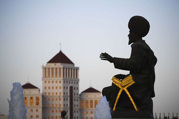 Скульптура народного героя Туркменистана у монумента Независимости Туркменистана в Ашхабаде - Sputnik Узбекистан