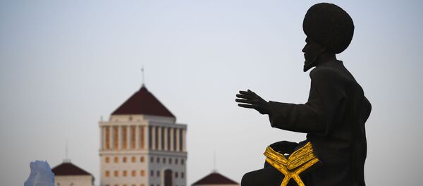 Скульптура народного героя Туркменистана у монумента Независимости Туркменистана в Ашхабаде - Sputnik Ўзбекистон