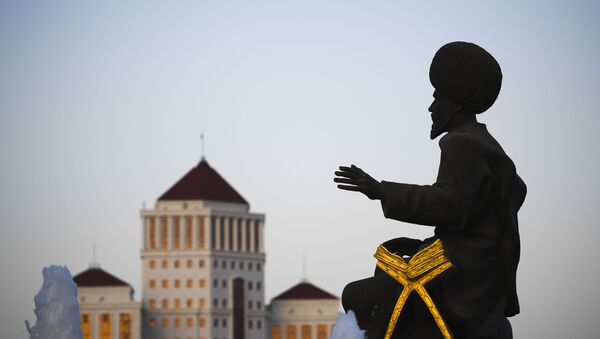 Скульптура народного героя Туркменистана у монумента Независимости Туркменистана в Ашхабаде - Sputnik Ўзбекистон