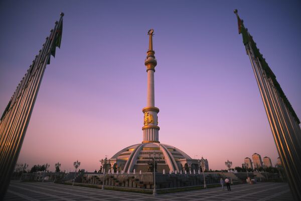 Монумент Независимости Туркменистана в Ашхабаде. - Sputnik Узбекистан