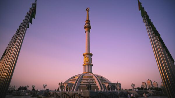 Монумент Независимости Туркменистана в Ашхабаде. - Sputnik Ўзбекистон