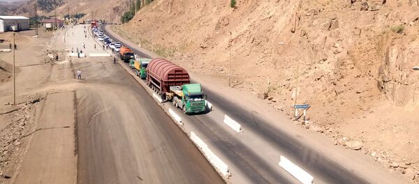 Автомобили на перевале Камчик - Sputnik Узбекистан