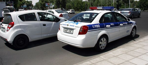 Автомобиль правоохранительных органов Узбекистана на месте ДТП - Sputnik Ўзбекистон