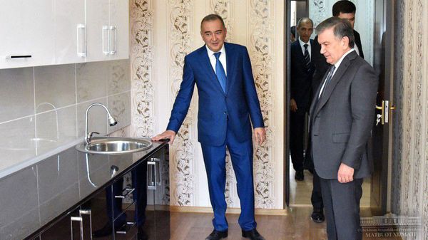 Мирзиёев посетил недавно возведенное жилье для писателей и поэтов - Sputnik Узбекистан