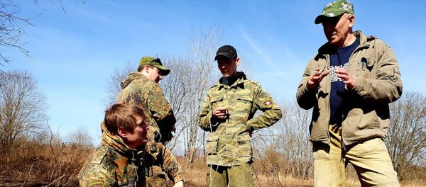 Поисковики во время перекура обсуждают дальнейшие действия - Sputnik Узбекистан