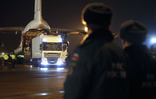 Борт МЧС России доставил в Санкт-Петербург тела жертв крушения Airbus A321 - Sputnik Узбекистан