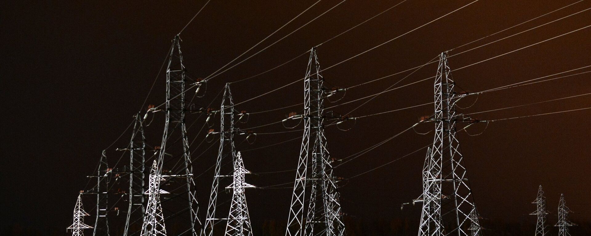 Высоковольтные линии электропередач - Sputnik Узбекистан, 1920, 04.10.2021