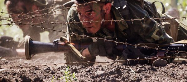 Разведчик во время прохождения полосы препятствий - Sputnik Узбекистан