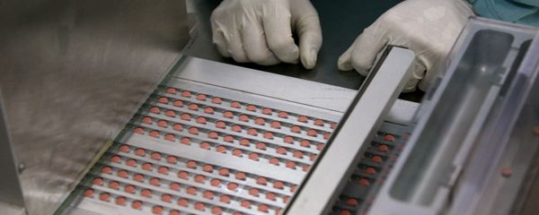 На линии упаковки таблетированных препаратов На линии упаковки таблетированных препаратов - Sputnik Узбекистан