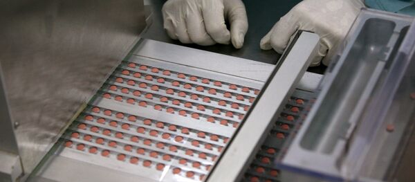 На линии упаковки таблетированных препаратов - Sputnik Узбекистан