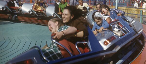 Центральный парк культуры и отдыха имени М.Горького. Катание на аттракционах. Центральный парк культуры и отдыха имени М.Горького. Катание на аттракционах. - Sputnik Узбекистан