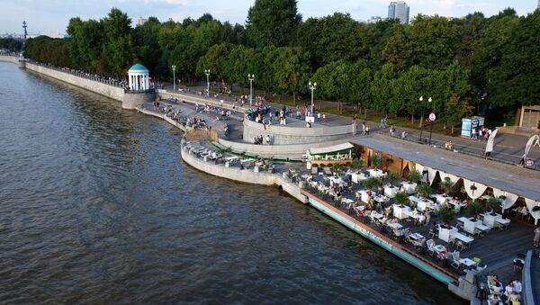Жители отдыхают на Пушкинской набережной в Парке Горького в Москве. - Sputnik Узбекистан