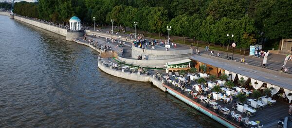 Жители отдыхают на Пушкинской набережной в Парке Горького в Москве. Жители отдыхают на Пушкинской набережной в Парке Горького в Москве. - Sputnik Узбекистан