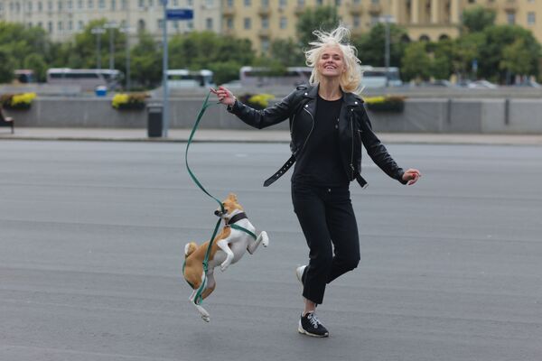 Девушка гуляет с собакой в Центральном парке культуры и отдыха имени Горького в Москве. - Sputnik Узбекистан