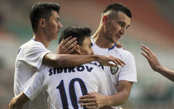 Узбекские футболисты радуются забитому голу во время матча против сборной Бангладеша на Азиатских играх в Индонезии - Sputnik Узбекистан
