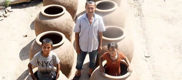 Процесс изготовления настоящего узбекского тандыра - Sputnik Узбекистан