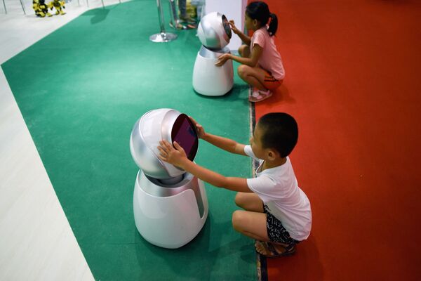 Большое число представленных на выставке в Пекине роботов могут трудиться в сфере развлечений - Sputnik Узбекистан