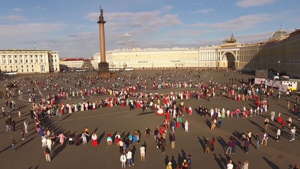 СПУТНИК_Более 2 тысяч человек водили  хороводы на Дворцовой площади - Sputnik Узбекистан