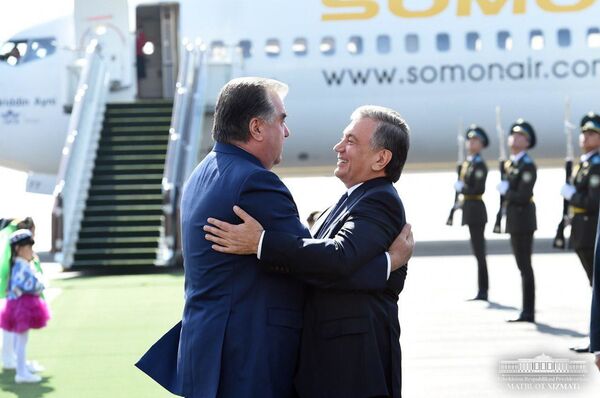 Долгожданный гость: Мирзиёев встретил Рахмона в аэропорту Долгожданный гость: Мирзиёев встретил Рахмона в аэропорту - Sputnik Узбекистан