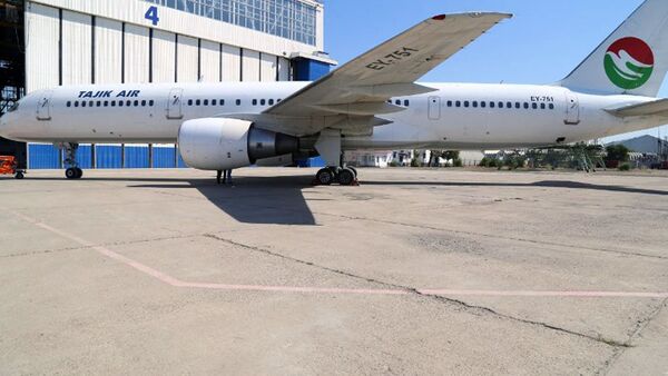 Самолет авиакомпании Таджик Эйр прилетел в Ташкент - Sputnik Узбекистан