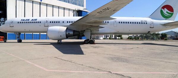 Самолет авиакомпании Таджик Эйр прилетел в Ташкент на техобслуживание Самолет авиакомпании Таджик Эйр прилетел в Ташкент на техобслуживание - Sputnik Узбекистан