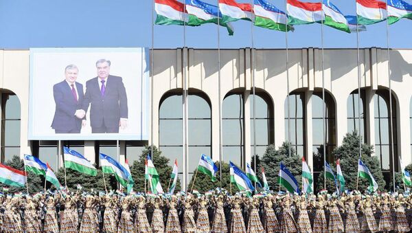 Jiteli Tashkenta vstrechayut prezidenta Tadjikistana - Sputnik Oʻzbekiston