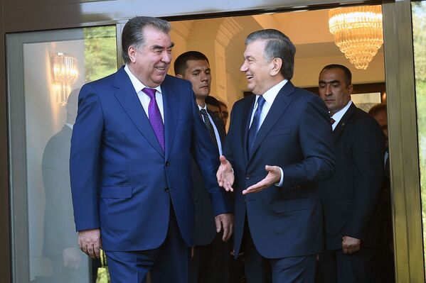 Эмомали Рахмон и Шавкат Мирзиёев во время встречи в Ташкенте - Sputnik Узбекистан