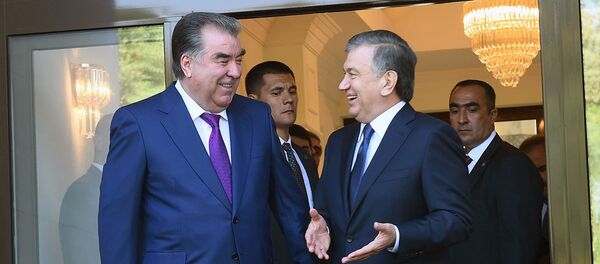 Эмомали Рахмон и Шавкат Мирзиёев во время встречи в Ташкенте Эмомали Рахмон и Шавкат Мирзиёев во время встречи в Ташкенте - Sputnik Ўзбекистон