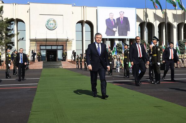 Президент Узбекистана Шавкат Мирзиёев встречает президента Таджикистана Эмомали Рахмона в аэропорту Ташкента - Sputnik Узбекистан