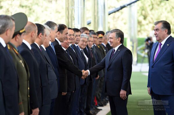 Prezident Uzbekistana Shavkat Mirziyoyev privetstvuyet gostey iz Tadjikistana - Sputnik O‘zbekiston