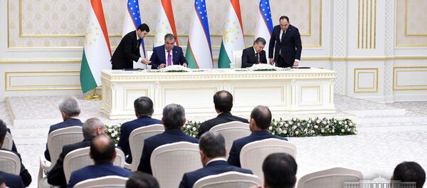 Эмомали Рахмон и Шавкат Мирзиёев во время подписания документов - Sputnik Узбекистан