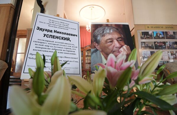 Цветы в память об Эдуарде Успенском - Sputnik Узбекистан