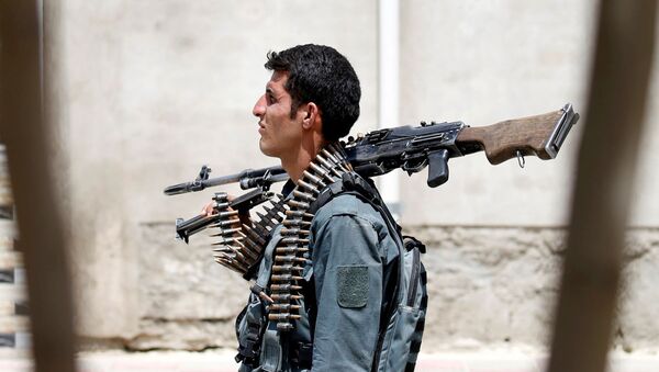 Афганский военный с пулеметом - Sputnik Ўзбекистон