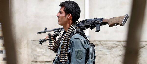 Afganskiy voyenniy s pulemetom - Sputnik O‘zbekiston