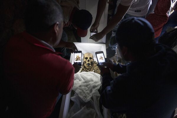 Перуанцы фотографируют останки своего родственника - Sputnik Узбекистан